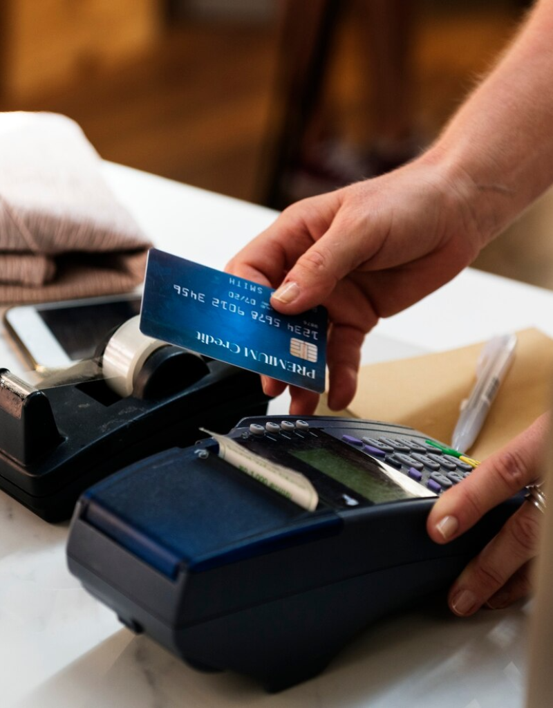 imgi_11_customer-is-paying-with-credit-card_53876-14337